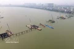 Construction of Tran Hung Dao bridge, one of seven bridges spanning the Red River, launched in 2025, alongside Hong Ha, Me So, Tu Lien, Ngoc Hoi, Van Phuc and Thuong Cat bridges (Photo: VNA)