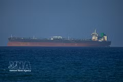 A cargo ship transits the Strait of Hormuz on April 8 (Photo: AA/VNA)