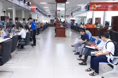 Citizens at the Public Service Centre of Tay Ninh province to process administrative procedures. (Photo: VNA)