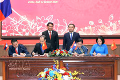 Secretary of the Hanoi Party Committee Tran Duc Thang and Secretary of the Vientiane Party Committee Atsaphangthong Siphandone witness the signing of a memorandum of understanding on cooperation between the Women’s Unions of Hanoi and Vientiane for 2026–2030, as well as a memorandum on enhanced cooperation between the Ho Chi Minh Communist Youth Union of Hanoi and the Lao People’s Revolutionary Youth Union of Vientiane for the same period. (Photo: VNA)