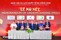 The signing ceremony of MoUs on cooperation between international and domestic tourism agencies. (Photo: VietnamPlus)