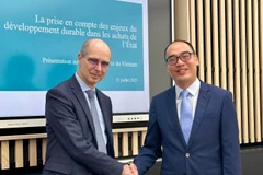 Jean-Yves Bertucci, President of the Court’s Litigation Chamber (left) and Deputy Auditor General the State Audit Office of Vietnam Bui Quoc Dung. (Photo: VNA)