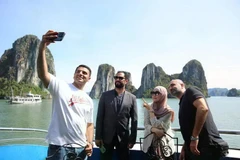 Representatives of Halal markets are impressed by the beauty of Ha Long Bay, which is recognised by UNESCO as a World Heritage Site (Photo: Quangninh.gov.vn)