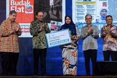 Malaysian Prime Minister Anwar Ibrahim (second from left) presents the highest award at the event (Photo: Malaysian Prime Minister's Office)