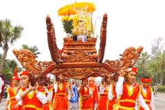 Processing the palanquins from nearby localities to the central festival yard of the Hung Temple in Phu Tho (Photo: baodantoc.vn)