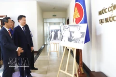 Vietnamese Ambassador to Laos Nguyen Minh Tam (R) and Thongly Sisoulith, member of the Lao Party Central Committee and Secretary of the Central Committee of the Lao People’s Revolutionary Youth Union at a photo exhibition held as part of the ceremony marking he 95th anniversary of the Ho Chi Minh Communist Youth Union in Vientiane on March 25. (Photo: VNA)
