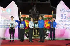 Ngo Minh Hai, Secretary of the Ho Chi Minh Communist Youth Union and President of the Vietnam Youth Federation of Ho Chi Minh City, presents portraits to the family of Heroic Vietnamese Mother Nguyen Thi Dau and her two children, martyrs Tran Thi Sau and Tran Van Chan. (Photo: VNA)