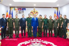 Vietnamese Ambassador to Cambodia Nguyen Minh Vu pays a New Year visit to the Royal Cambodian Armed Forces (Photo: VNA)