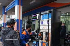 At a petrol station (Photo: VNA)
