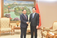 Deputy Prime Minister Mai Van Chinh (R) receives Chay Borin, Minister of Cult and Religion of Cambodia, in Hanoi on March 25 (Photo: VNA)
