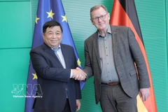 Deputy Prime Minister Nguyen Chi Dung (left) meets Vice President of the German Bundestag Bodo Ramelow. (Photo: VNA)