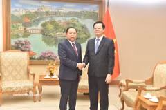 Deputy Prime Minister Mai Van Chinh (R) receives Chay Borin, Minister of Cult and Religion of Cambodia, in Hanoi on March 25 (Photo: VNA)