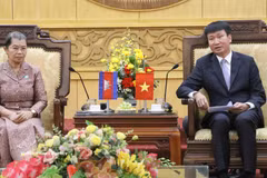 Secretary of the Ninh Binh provincial Party Committee Tran Huy Tuan receives Men Sam An, Vice President of the Cambodian People’s Party, President of the SFDCM, and President of the Cambodia–Vietnam Friendship Association. (Photo: VNA)