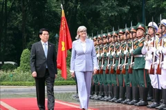 State President Luong Cuong (L) and Governor-General of Australia Sam Mostyn review the Guard of Honour of the Vietnam People’s Army at the welcome ceremony in Hanoi on September 10, 2025. (Photo: VNA)