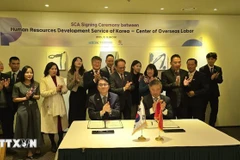 Deputy Minister of Home Affairs Vu Chien Thang witnesses the signing of a service contract agreement between HRD Korea and Vietnam’s Centre of Overseas Labour (COLAB). (Photo: VNA)