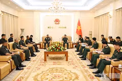 Vietnamese Deputy Prime Minister and Minister of National Defence General Phan Van Giang (centre, right) and General Romeo Brawner Jr., Chief of Staff of the Armed Forces of the Philippines, at their meeting in Hanoi on June 3, 2026. (Photo: qdnd.vn)