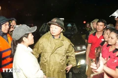 Deputy Prime Minister Tran Hong Ha visits residents affected by flooding on Chi Lang street in Phu Xuan ward, Hue city, on the evening of October 28. (Photo: VNA)