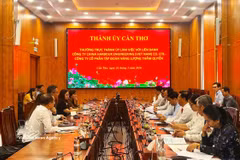 Nguyen Tuan Anh, Deputy Secretary of the municipal Party Committee, holds a working session with a consortium of China Harbour Engineering Company (Vietnam) and Shenzhen Energy Group on March 26, 2026. (Photo: VNA)