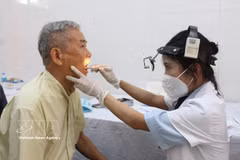 An elderly receives health check-ups. (Photo: VNA)