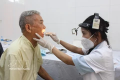 An elderly receives health check-ups. (Photo: VNA)