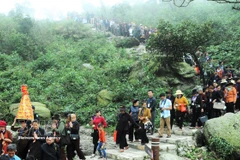 Visitors joining Tay Yen Tu Festival (Photo: VNA)