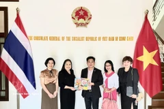 Dinh Hoang Linh (centre), Consul General of Vietnam in Khon Kaen, presents a commemorative gift to Orathai Piayura, Dean of the Faculty of Humanities and Social Sciences at Khon Kaen University. (Photo: VNA)
