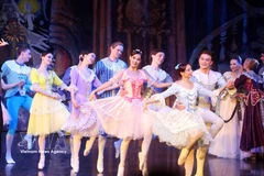 The artists perform the ballet "The Nutcracker" at Ho Guom Opera House on March 25 (Photo: VNA)