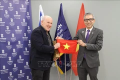 Vietnamese Ambassador to Israel Ly Duc Trung (R) and Executive Vice President for Research of Technion Prof. Noam Adir (Photo: VNA)