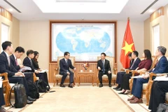 Deputy Prime Minister Ho Duc Phoc (R) receives Kim Sung-tae, Chairman and CEO of the Industrial Bank of Korea (IBK), in Hanoi on September 23. (Photo: VNA)