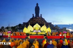 A view of the sacred ceremony to enshrine the sacred Śarīra of Shakyamuni Buddha and pray for world peace at the Ba Den Mountain National Tourist Site. (Photo: VNA).