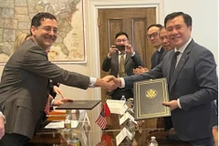 Representatives of the Vietnamese Ministry of Industry and Trade and the Office of the US Trade Representative sign an agreement regarding anti-dumping on Vietnamese fish fillets on January 20 (Photo: moit.gov.vn)