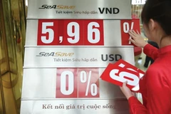 Deposit and lending interest rates listed at commercial banks have also continually decreased. (Photo: vietnambiz.vn)