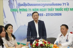 Vietnamese Ambassador to Laos Nguyen Minh Tam extends greetings to leaders and staff of the Hanoi – Vientiane General Hospital on the occasion of the 71st anniversary of the Vietnamese Doctors’ Day on February 27. (Photo: VNA)