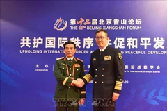 Vietnamese Minister of National Defence Gen. Phan Van Giang (left) and Chinese Minister of National Defence Sen. Lt. Gen. Dong Jun at their meeting in Beijing on September 18. (VNA)