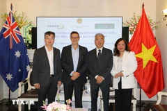 Former Australian Ambassador to Vietnam Andrew Goledzinowski (second from left), who consistently works to promote the positive development of Vietnam–Australia relations. (Photo: VNA)