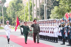 Gen. Nguyen Tan Cuong, Chief of the General Staff of the Vietnam People’s Army and Deputy Minister of National Defence (left) and Maj. Gen. Pavel Muraveiko review the Guard of Honour of the Vietnam People's Army. (Photo: VNA)