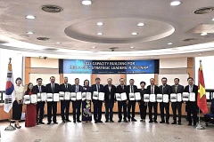 The Vietnamese delegation at the closing ceremony of the training course. (Photo: VNA) 