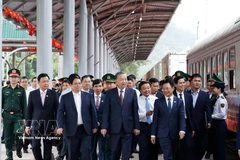 Party General Secretary To Lam, Prime Minister Pham Minh Chinh and other officials inspect the Dong Dang railway station on March 19. (Photo: VNA)