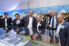 DPM Gan Kim Yong with EDB chairman Png Cheong Boon (second from left) and AP Moller-Maersk chief executive Vincent Clerc (third from left), looking at a model of World Gateway II. (Photo: MAERSK)