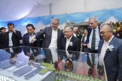 DPM Gan Kim Yong with EDB chairman Png Cheong Boon (second from left) and AP Moller-Maersk chief executive Vincent Clerc (third from left), looking at a model of World Gateway II. (Photo: MAERSK)