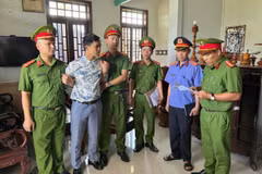 Authorities execute an arrest warrant and conduct a search of the residence of suspect Mai Hoang as part of the investigation. (Photo published by VNA)