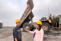 A journalist records an on-site interview for podcast production. (Photo: baoquangninh.vn)