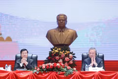 General Secretary of the Communist Party of Vietnam (CPV) Central Committee To Lam and General Secretary of the Lao People’s Revolutionary Party (LPRP) Central Committee and President of Laos Thongloun Sisoulith co-chair a conference in Vientiane on February 5 on outcomes of the CPV’s 14th National Congress, on the occasion of the former’s state visit to Laos. (Photo: VNA)