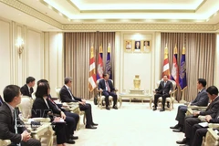 The meeting between Permanent Deputy Minister of Foreign Affairs Nguyen Minh Vu and First Deputy Prime Minister of Cambodia Neth Savoeun in Phnom Penh on February 27 (Photo: VNA)