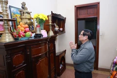 Prime Minister Pham Minh Chinh offers incense in tribute to late Prime Minister Phan Van Khai at his residence in Ho Chi Minh City on February 1 (Photo: VNA)