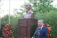 Party General Secretary To Lam speaks at the inauguration ceremony of a statue of late President Ho Chi Minh in the Vietnamese Embassy’s campus in Seoul (Photo: VNA)