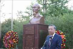 Party General Secretary To Lam speaks at the inauguration ceremony of a statue of late President Ho Chi Minh in the Vietnamese Embassy’s campus in Seoul (Photo: VNA)