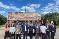 The ASEAN Committee in Mexico City delegation in a group photo with leaders of the Tecnológico de Monterrey (Photo: VNA)