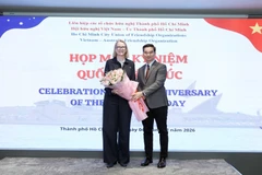 Nguyen Quang Trung, Vice Chairman of the Vietnam-Australia Friendship Association in Ho Chi Minh City (right), presents flowers to congratulate the Australian Consul General in Ho Chi Minh City. (Photo: VNA)