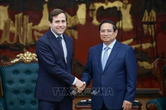 Prime Minister Pham Minh Chinh (R) receives Benjamin Dousa, Swedish Minister for International Development Cooperation and Foreign Trade, in Hanoi on May 12, 2025. (Photo: VNA) 
